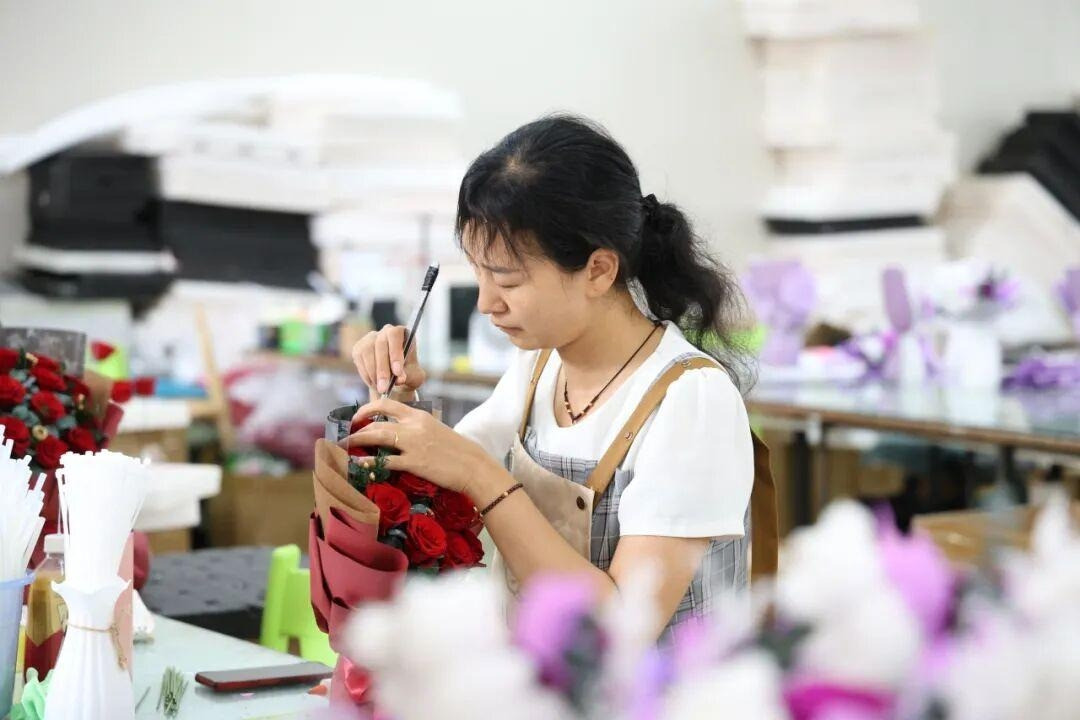 花艺师手工修花